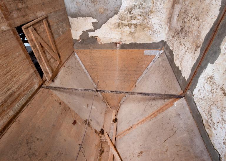 Vue intérieure de la minoterie, deuxième étage, intérieur d'un silo.
