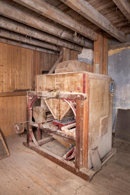 Vue intérieure de la minoterie, deuxième étage, brosse-épointeuse.