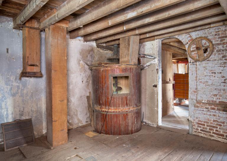 Vue intérieure de la minoterie, deuxième étage, mélangeuse à farine.