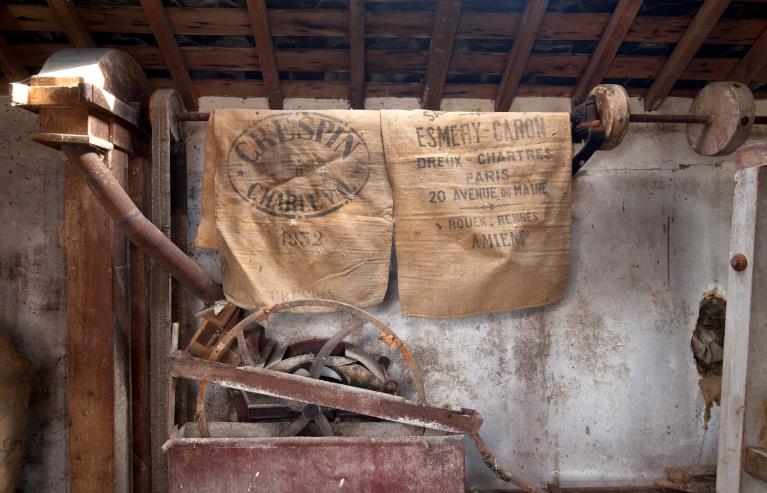 Vue intérieure de la minoterie, étage de comble, sacs à farine.