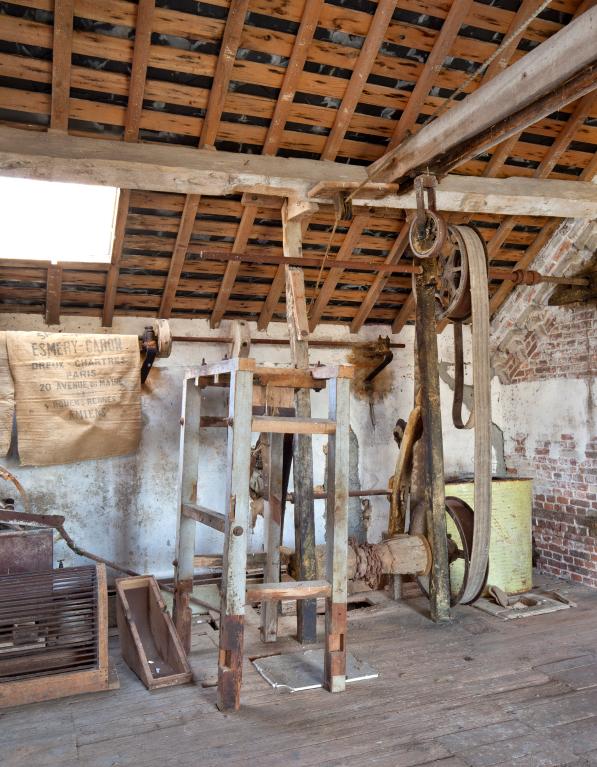 Vue intérieure de la minoterie, étage de comble, treuil monte-sac (à droite).
