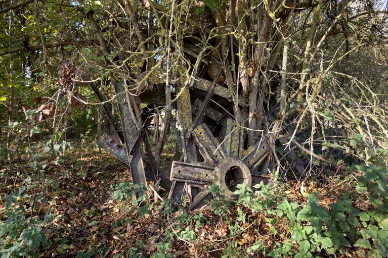 Vestiges d'une ancienne roue hydraulique.