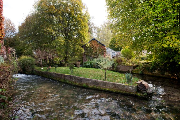 Vue du canal de fuite (à gauche) et du canal de décharge (à droite), depuis le sud-ouest.