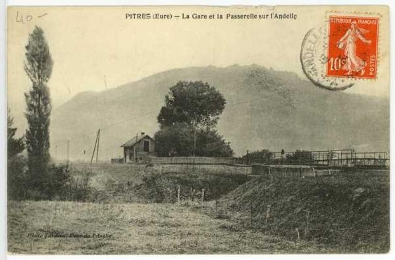 La gare et la passerelle sur l'andelle.- Carte postale, Pont-de-l'Arche, vers 1910 (Collection particulière).