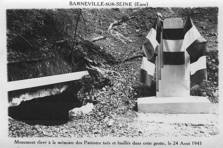 BARNEVILLE-SUR-SEINE (EURE). Monument élévé à la mémoire des Patriotes tués ou fusillés dans cette grotte, le 24 août 1943.- Carte postale, vers 1950. (Collection particulière).