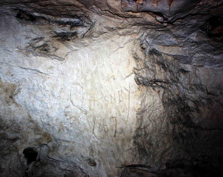 Inscription nominative et date de 1867, marnière du bois de la Fromagère, dite grotte du maquis de Barneville, détail.