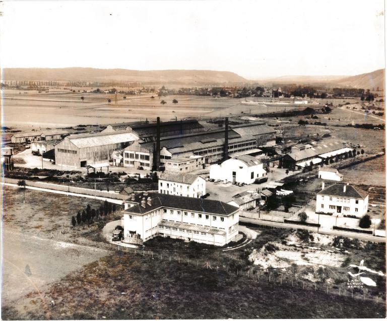 Vue aérienne, vers 1950 (Collection particulière). ; Vue aérienne de la fonderie d'acier du Manoir établie à Pîtres.- Photographie ancienne, vers 1950 (Collection particulière).