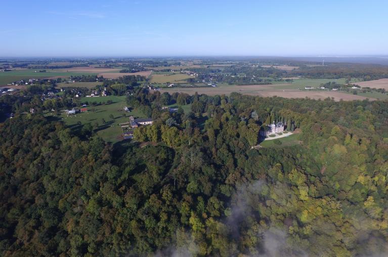 Vue aérienne par cerf-volant : côteau du Landin avec son château et l'ancienne ferme du château au premier plan. 