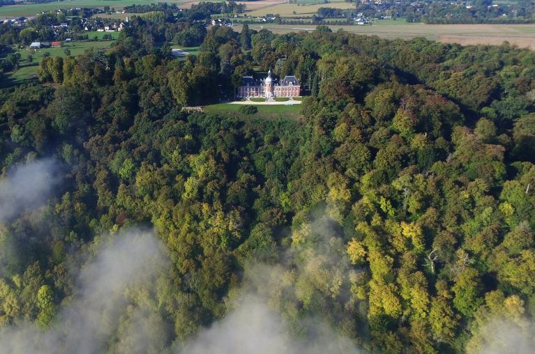 Vue aérienne par cerf-volant : côteau du Landin avec château dans son écrin boisé. 