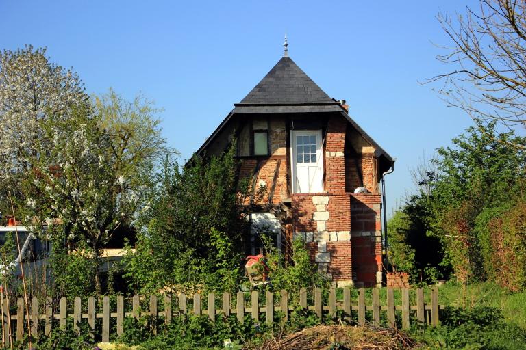 Ancien bâtiment agricole, actuellement maison, 320 rue de la Bourgeoisie. 