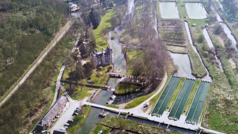 Vue aérienne de la pisciculture.- Photographie, vers 1980 (Collection particulière). ; Vue aérienne de la pisciculture de Perruel vers 1980 (Collection particulière).