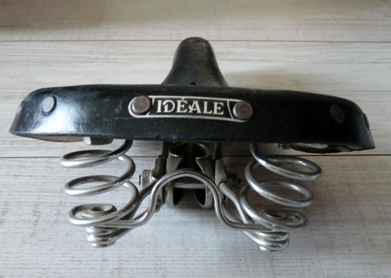 Selle Idéale produite dans les années 1950, vue de dos (Collection particulière).