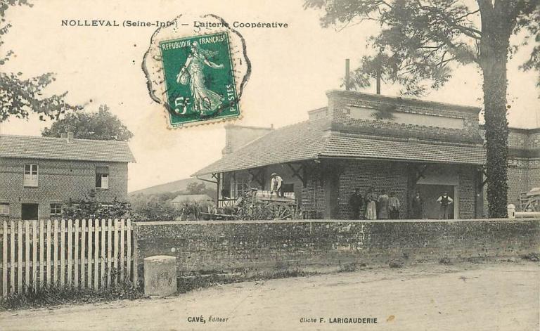 Laiterie coopérative.- Carte postale, éd Cavé, photogr. F. Larigauderie, vers 1935 (Collection particulière). ; Nolléval (Seine-Inf.) - Laiterie coopérative.- Carte postale, photogr. F. Larigauderie, éd. Cavé, vers 1935 (Collection particulière).