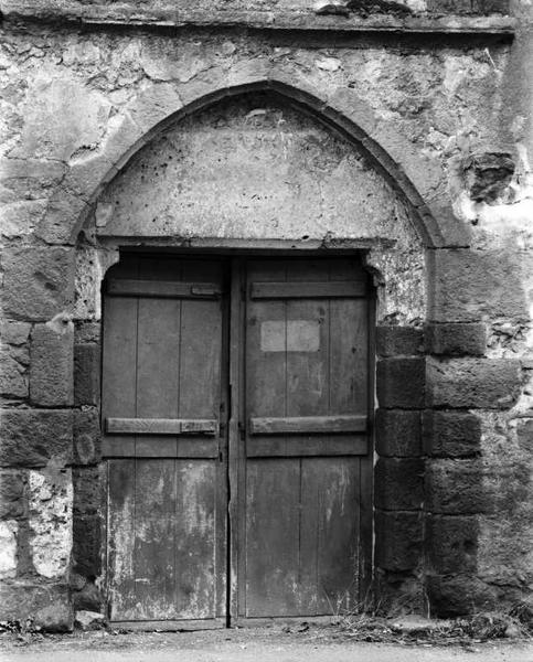 Porte sur la façade antérieure.