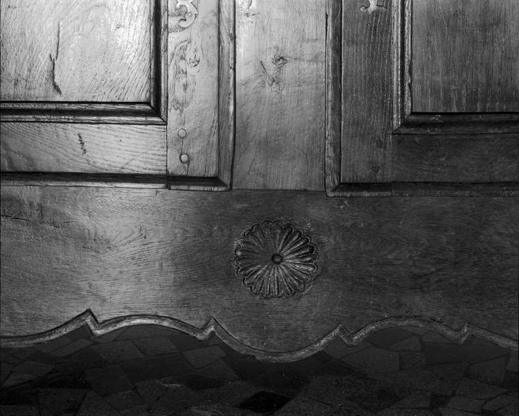 Façade, décor de la traverse inférieure.