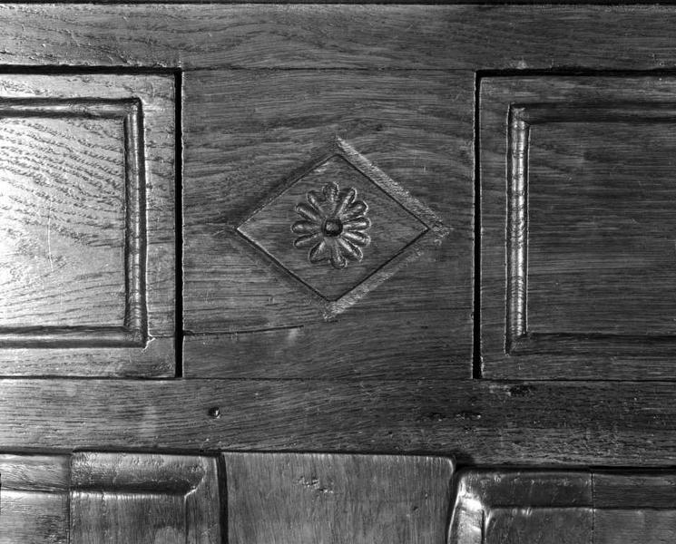Façade, traverse supérieure, décor entre les tiroirs.