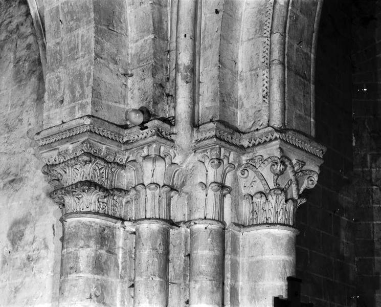 Croisée du transept, pile sud-ouest : chapiteau, pris du nord-Est.