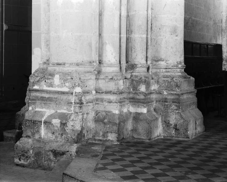 Croisée du transept, pile nord-Est : base, vue d'ensemble prise du sud-ouest.