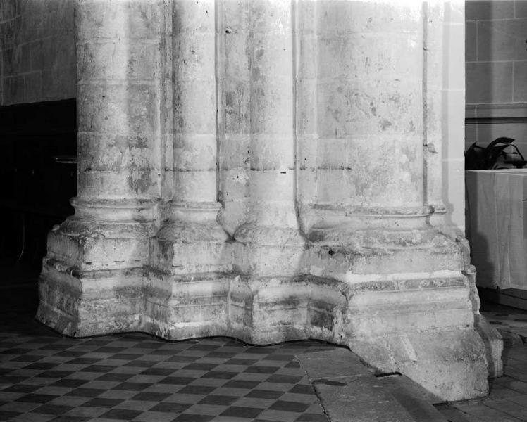 Croisée du transept, pile sud-Est : base, vue d'ensemble prise du nord-ouest.