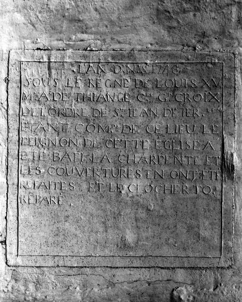 Mur sud, inscription datée 1748, au-dessus de la porte latérale.