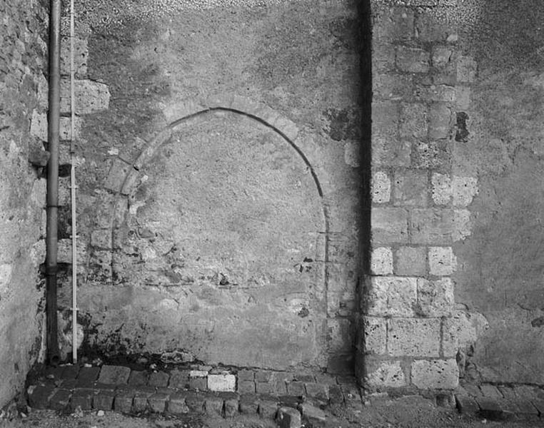 Façade occidentale du bras sud du transept, porte murée.