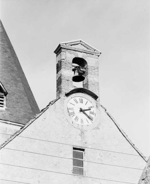 Façade sud du transept, petit clocher-arcade daté 1773 et cloche de 1643.