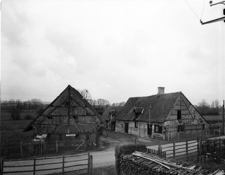 Vue d'ensemble des bâtiments, prise de l'Est.