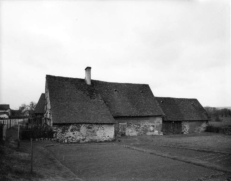 Vue d'ensemble des façades postérieures.