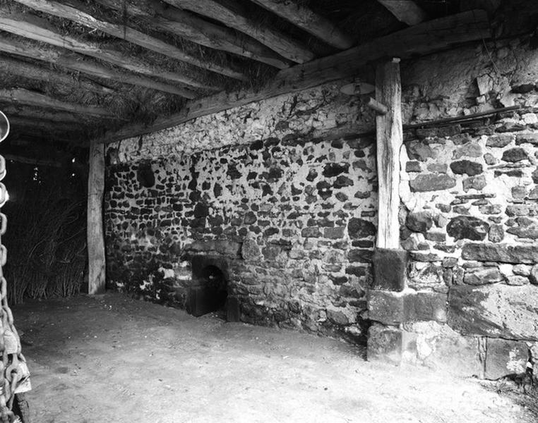 Mur-pignon ouest du bâtiment, trou pour l'arbre de l'ancien moulin.