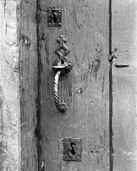 Porte du logis, loquet à poucier avec platine ornée d'une croix.