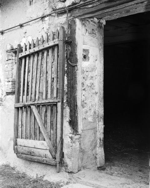 Façade sud, porte de l'étable.