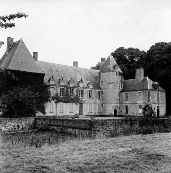 Vue d'ensemble de la façade antérieure sud-ouest.