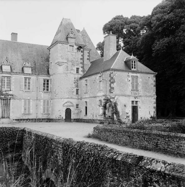 Vue de volume, façade extrémité Est, tour et aile droite.