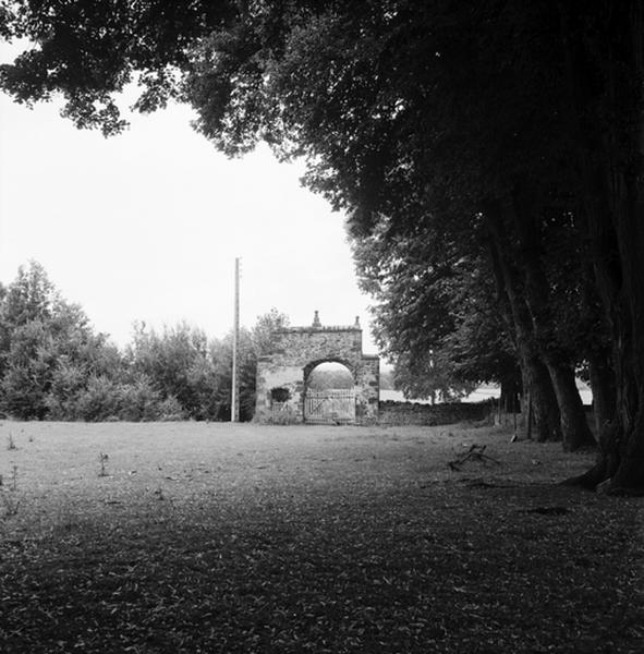 Vue d'ensemble du portail d'entrée, à droite du château.