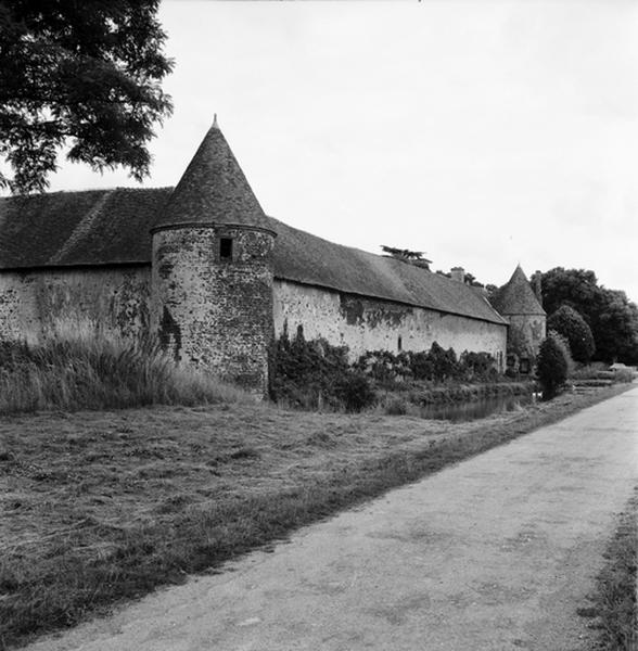 Première et deuxième tour et mur d'enceinte.