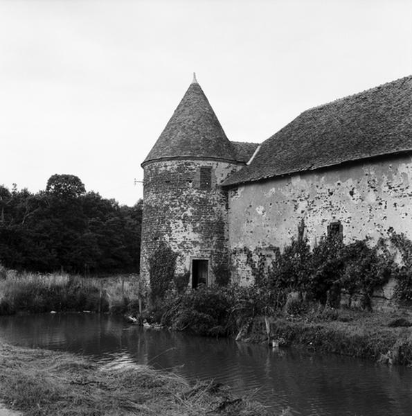 Deuxième tour et mur d'enceinte.