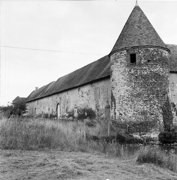 Deuxième tour et mur d'enceinte.