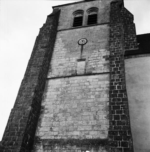 Façade sud, tour occidentale, détail baie.