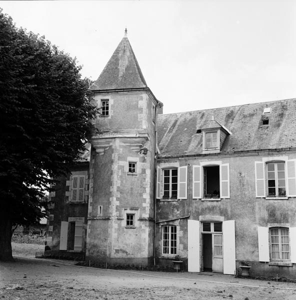 Façade Est, vue d'ensemble de la tour d'escalier.
