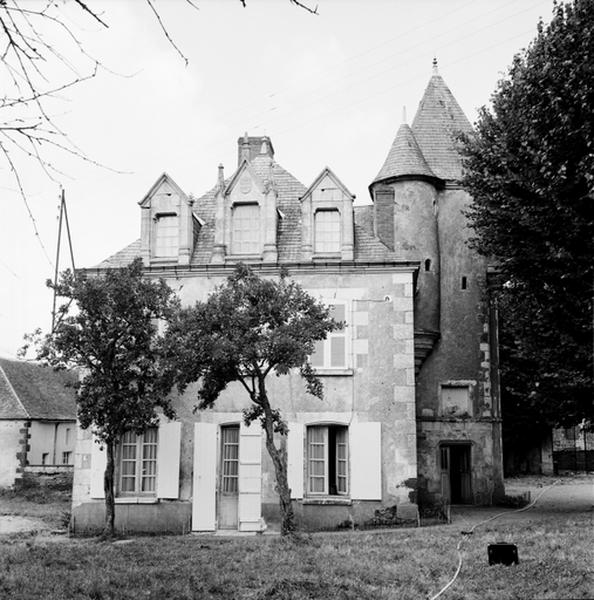 Façade sud portant la date '1813', vue d'ensemble.