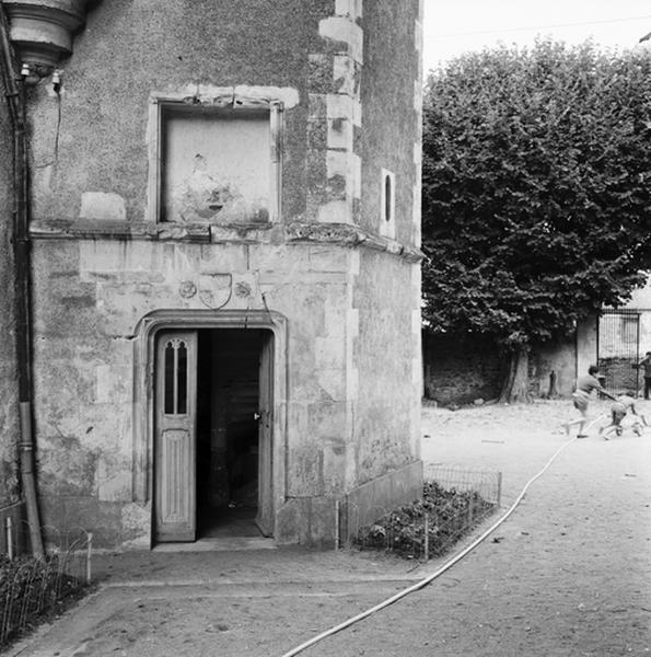 Tour gauche, vue d'ensemble de la porte d'entrée avec écu.