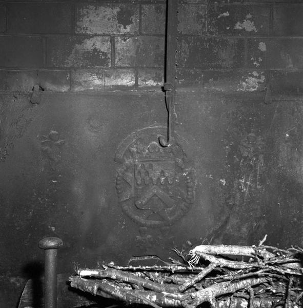 Vue d'ensemble de la plaque de cheminée avec blason gravé.