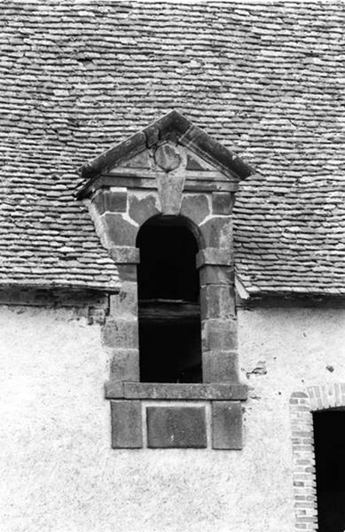 Lucarne avec fronton triangulaire.