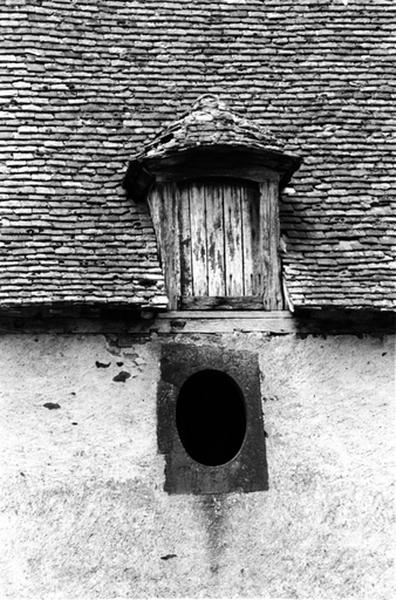 Lucarne de bois et oculus ovale.