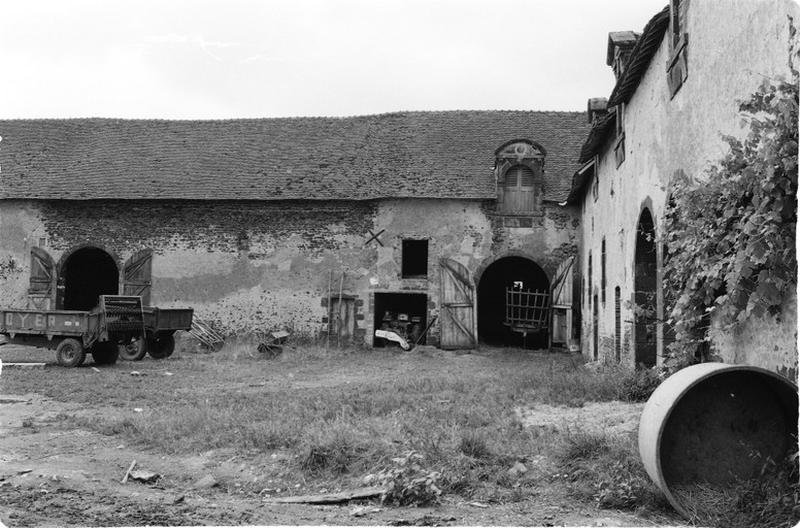 Côté cour, extrémité ouest du bâtiment.