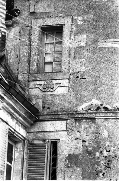 Façade côté ouest, détail d'une baie de la tour, à l'étage.