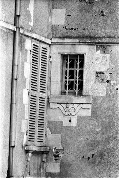 Façade côté ouest, rez-de-chaussée, détail d'une baie de la tour et embrasure de tir.