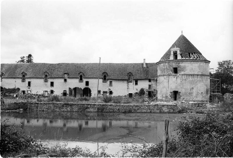 Vue d'ensemble du pigeonnier et des communs, côté cour, extrémité nord.