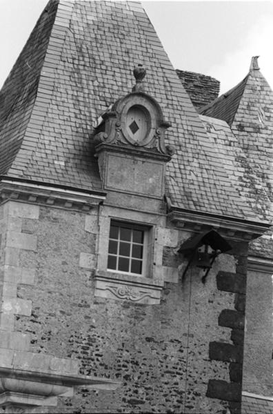 Façade côté sud, détail d'une lucarne.