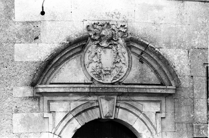 Porte d'entrée de la tour d'escalier, détail du fronton et armoiries.